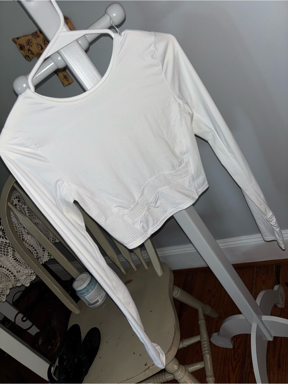 BuffBunny Sz S White Long-Sleeve Cropped Performance Top